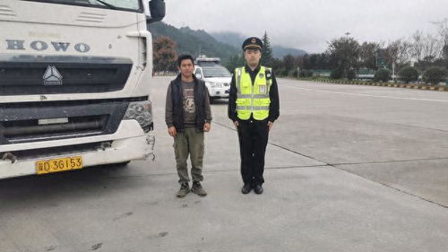 陜西省路政第九支隊七大隊開展 跟隨貨車司機體驗式調研 , 零距離 做好交通執法服務