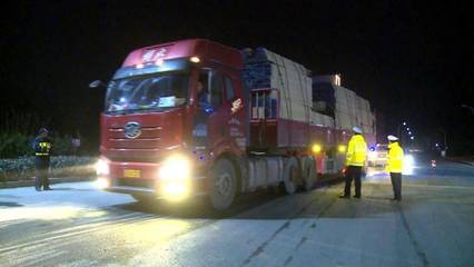 我縣多部門聯(lián)合開展貨柜車超限超載整治行動