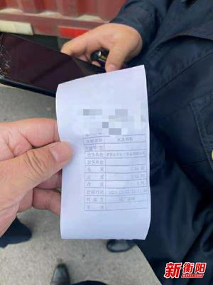 小貨車?yán)⑽陌b的危貨被查 執(zhí)法人員:“我們看貨單,全是中文的”
